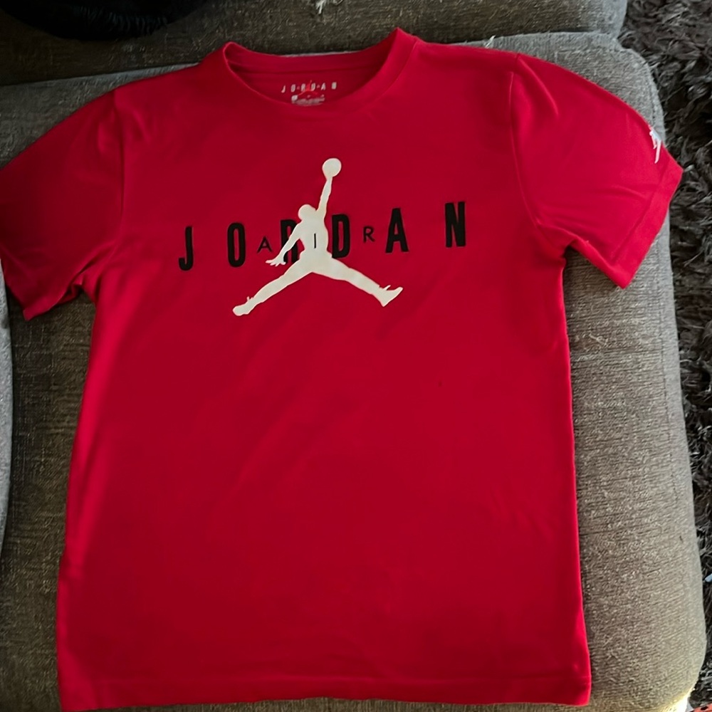 Red Jordan T-shirt it’s as a medium/enlarge